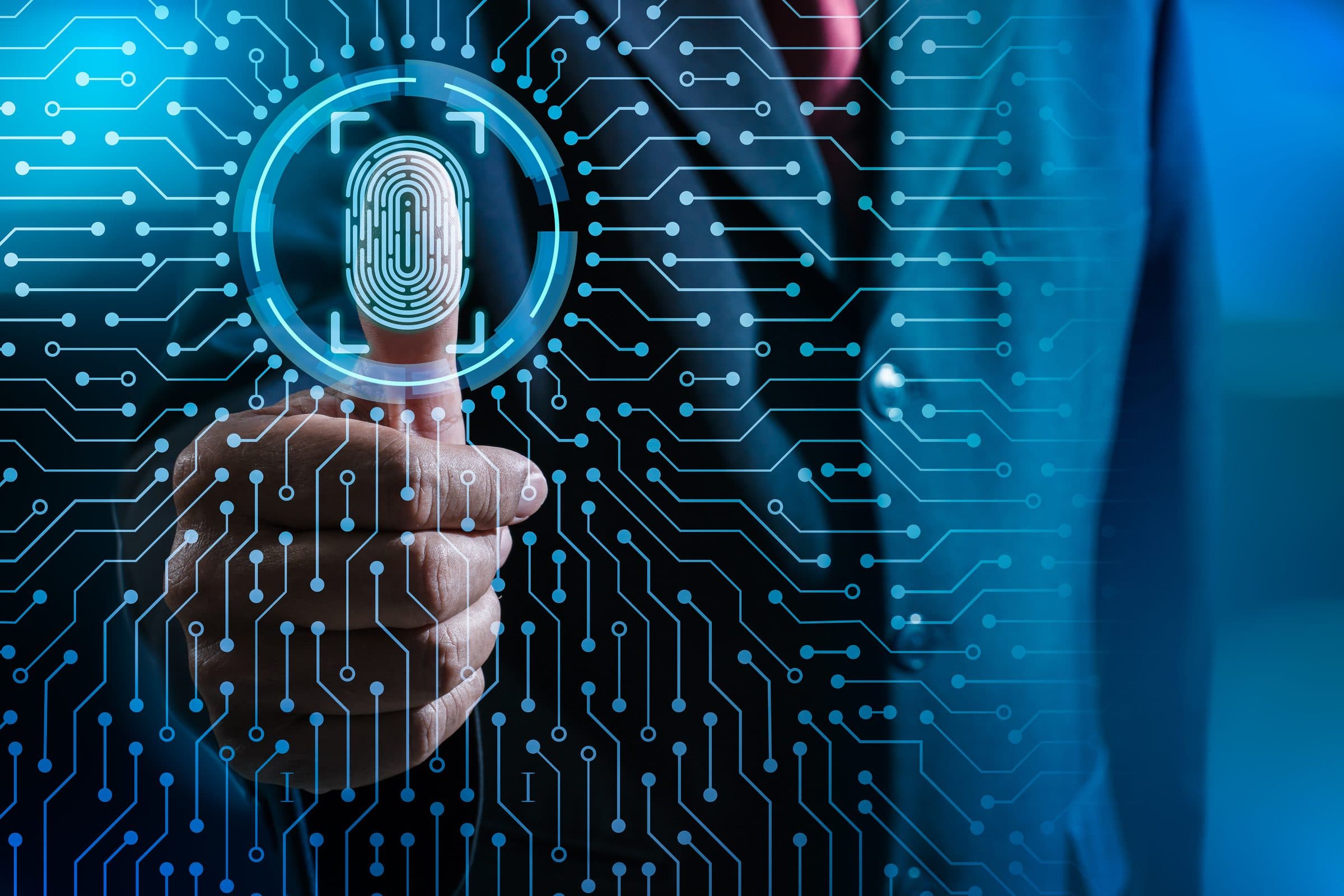Pollice appoggiato su un lettore di impronte digitali, con un circuito elettronico sovrapposto
