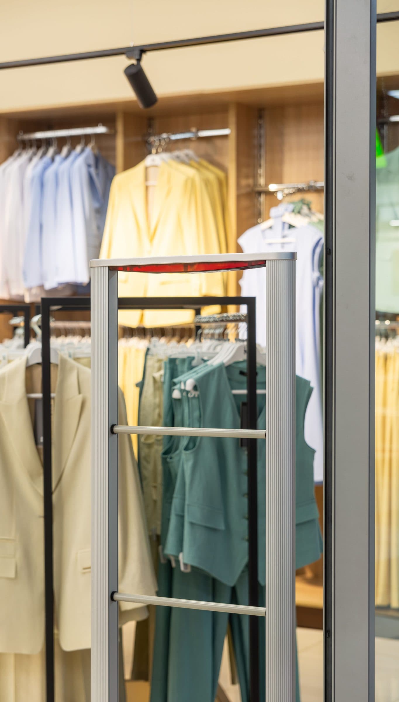 Varco antitaccheggio all'ingresso di un negozio di abbigliamento
